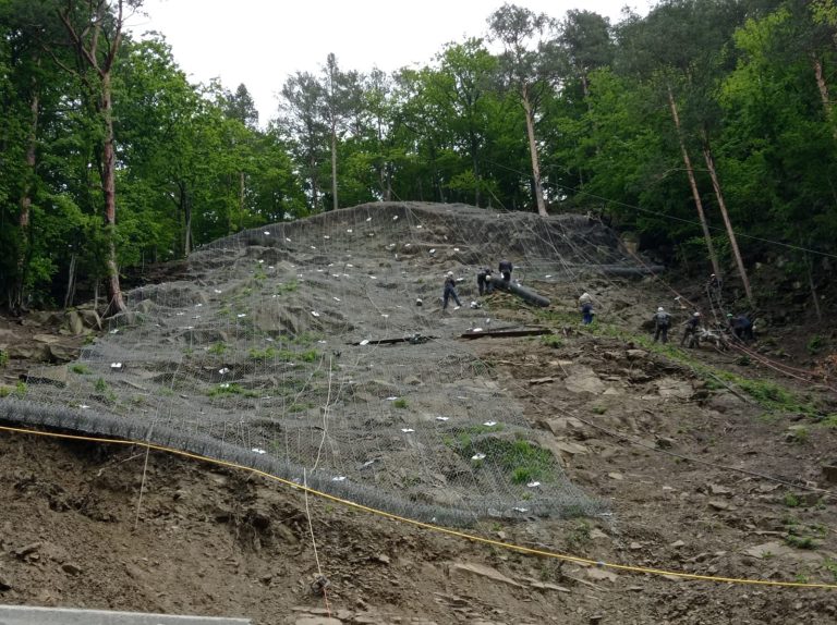 Lucrări pentru oprirea căderilor de stânci pe Transfăgărășan, între Bâlea Cascadă și Bâlea Lac