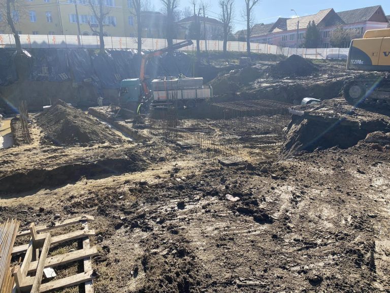 FOTO Au început lucrările la viitorul Centru Social Comunitar de Agrement și Sport din Mediaș