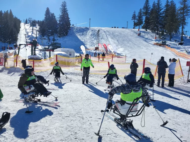 Tabără de schi dedicată persoanelor cu dizabilități, la Arena Platoș Păltiniș