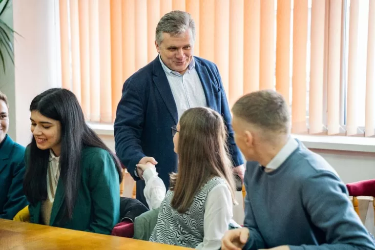 FOTO Elevii din echipele de robotică ale liceelor s-au întâlnit cu primarul Mediașului