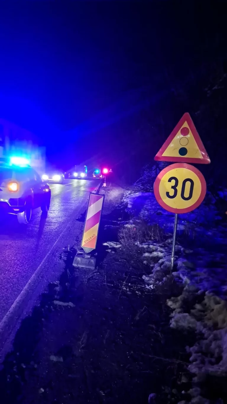 FOTO/VIDEO Trafic restricționat pe o bandă din cauza unor fisuri, pe Valea Oltului