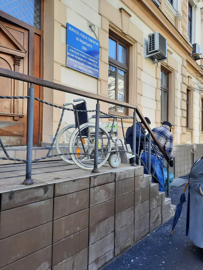 Avem rampă pentru persoanele cu dizabilități la Prefectura Sibiu?
