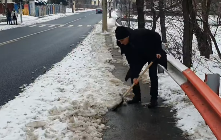 VIDEO: Managerul Spitalului TBC le dă lecții celor de la SOMA. Cristian Roman a deszăpezit trotuarul cu lopata
