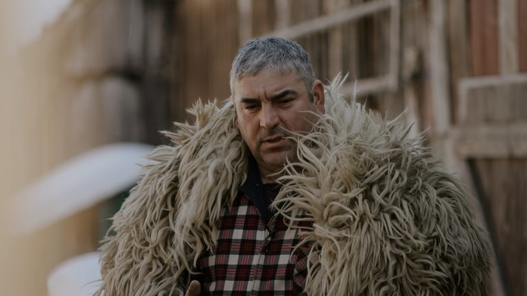 <strong>Gheorghe Cândea, ciobanul ce duce mai departe tradiția familiei, în Sibiel: “Mi-au fost dragi animalele de mic!”</strong>