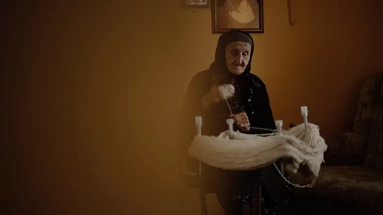 Fabrica de Șosete din Tilișca lucrează fără pauză: „Nu las acele, că îngheață!”