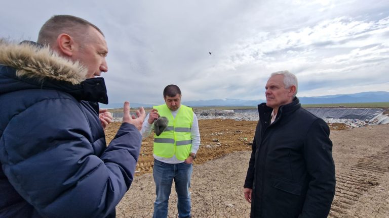 Foto: Prefectul Sibiului, în vizită la stațiile de sortare a deșeurilor din județ