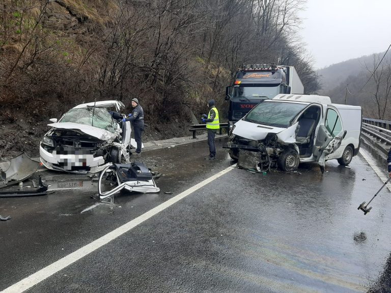 FOTO Patru persoane, implicate într-un accident rutier în zona Boița