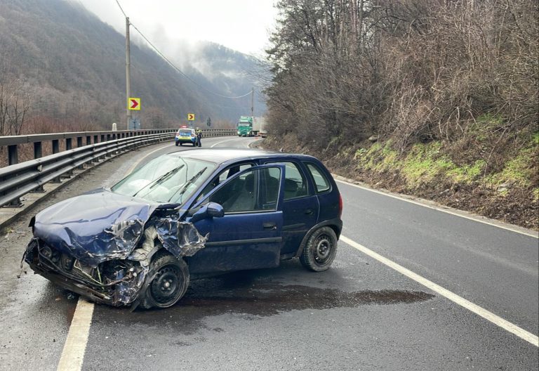 FOTO Un autoturism a acroșat un TIR, apoi a ricoșat în parapet