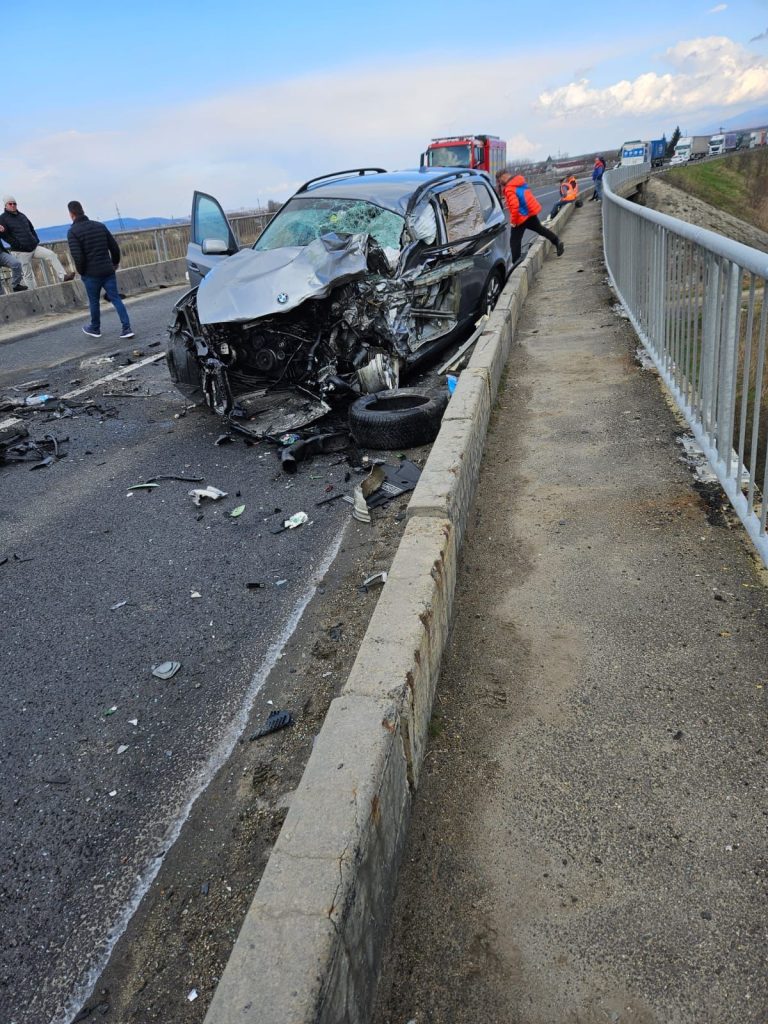 FOTO Șase persoane implicate într-un accident rutier pe DN 1, pe centura Avrigului