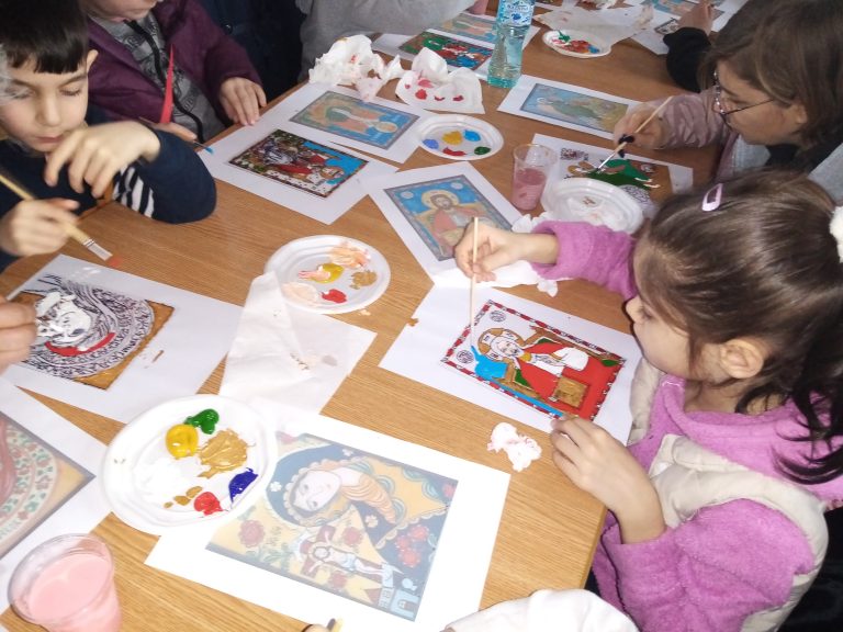 FOTO Icoane pe sticlă minunate pictate de copiii prezenți la un atelier, în Șoala
