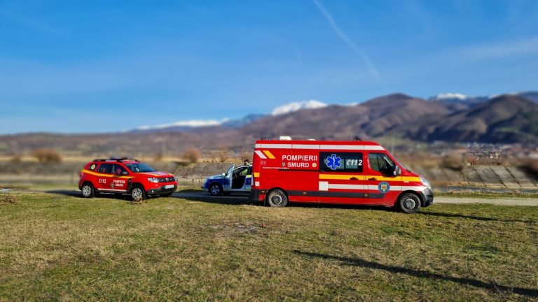 FOTO Un bărbat intrat în râul Olt, convins de polițiști să revină la mal