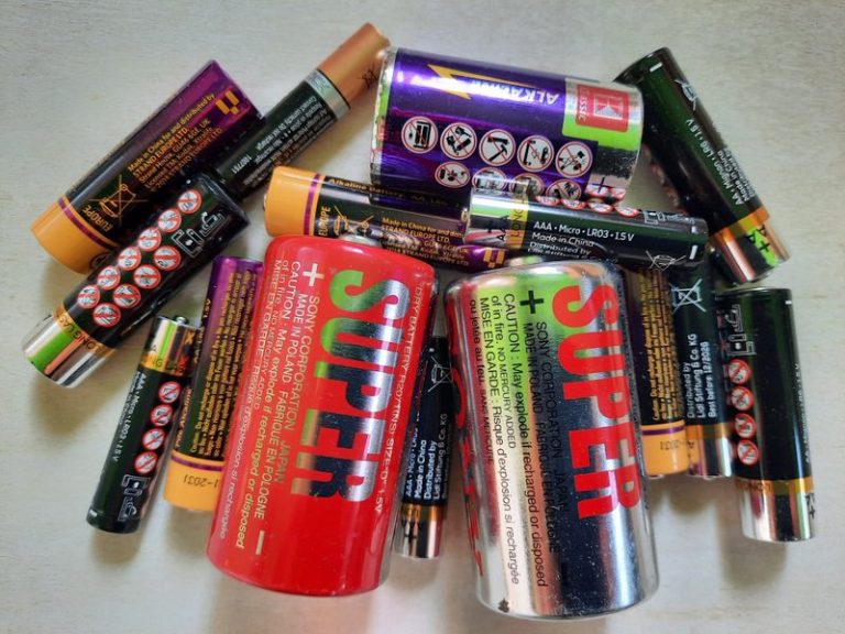 Cât de mult poluează mediul bateriile aruncate la întâmplare