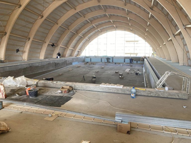 FOTO Primarul Mediașului: Estimez că în toamna acestui an bazinul de înot din Mediaș va fi finalizat