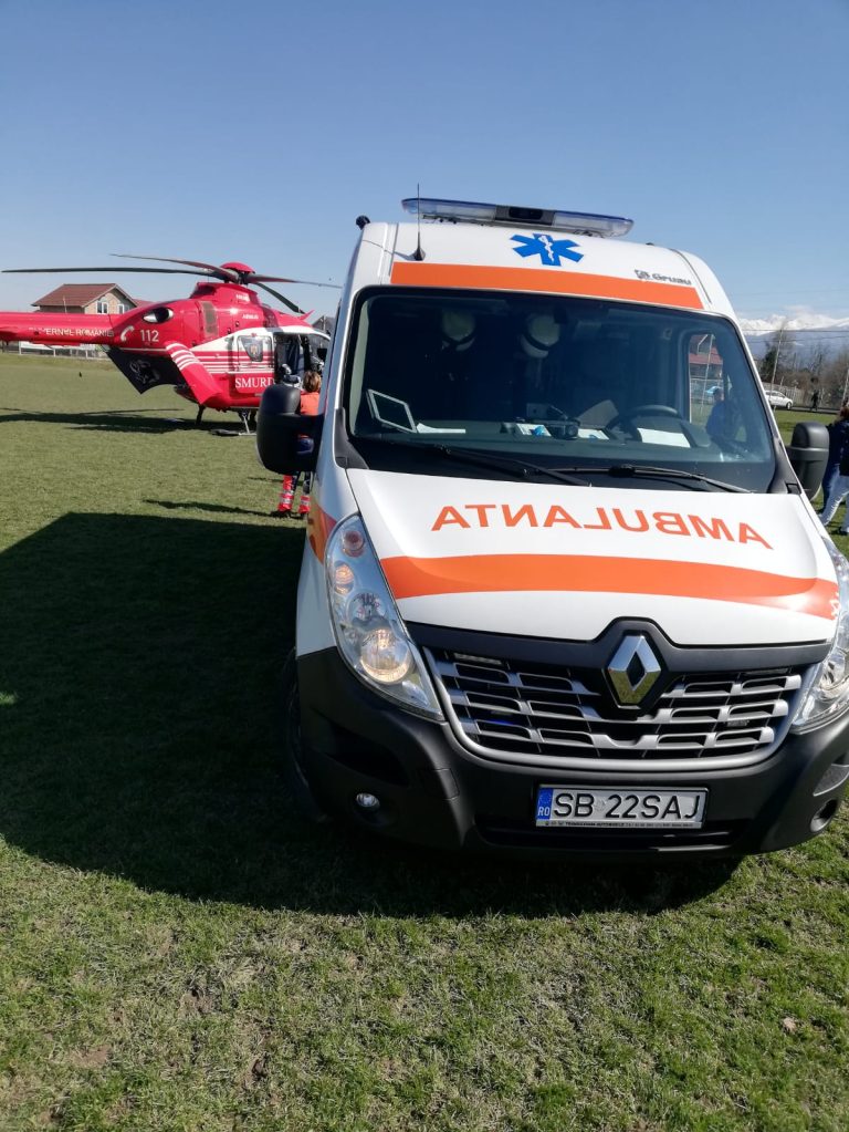 FOTO Copil rănit grav după ce și-a prins piciorul într-un motocultor. A fost solicitat elicopterul SMURD