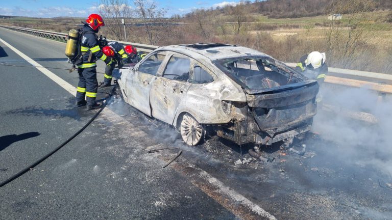 FOTO/VIDEO Autoturism distrus de un incendiu, pe A1