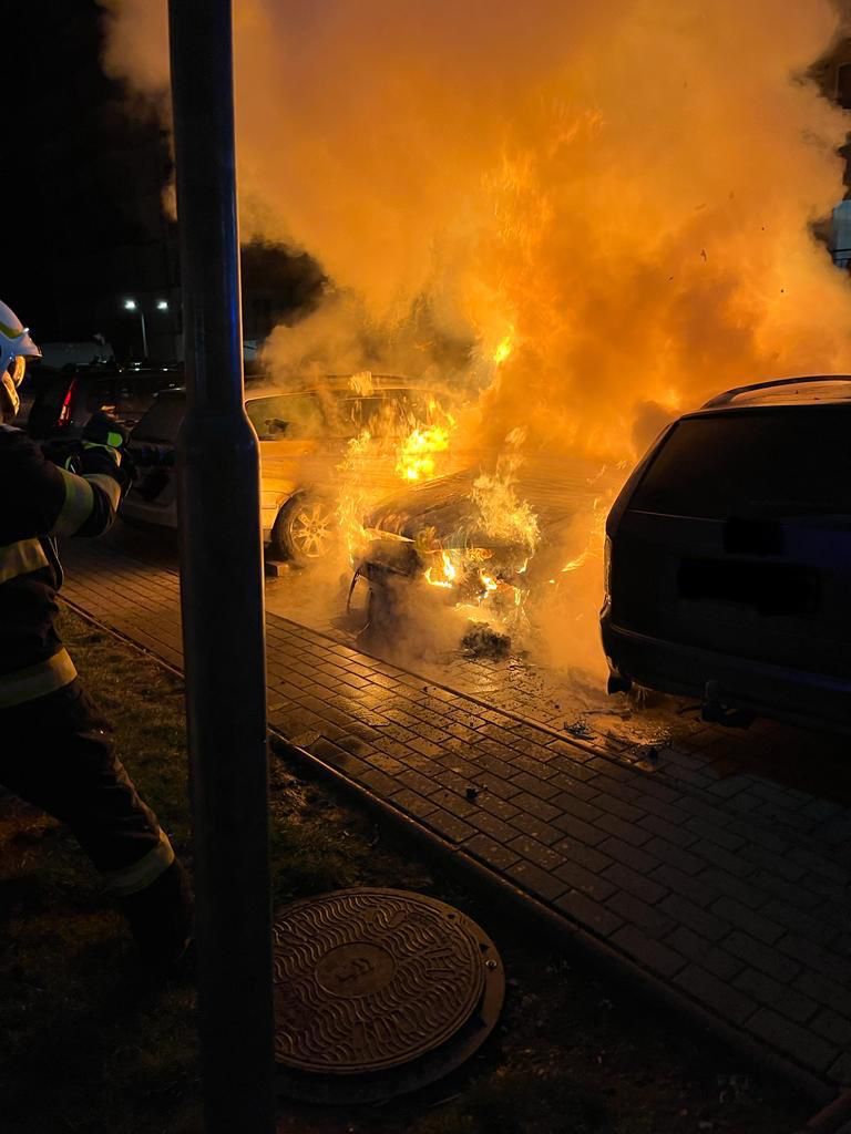 FOTO Un incendiu a distrus o mașină și a afectat alte 4 autoturisme