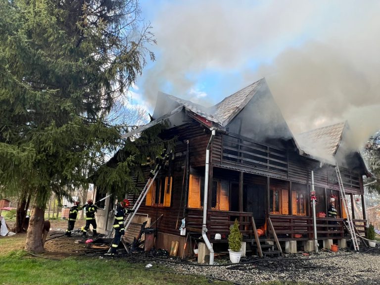 FOTO Cabană cuprinsă de flăcări pe Valea Avrigului