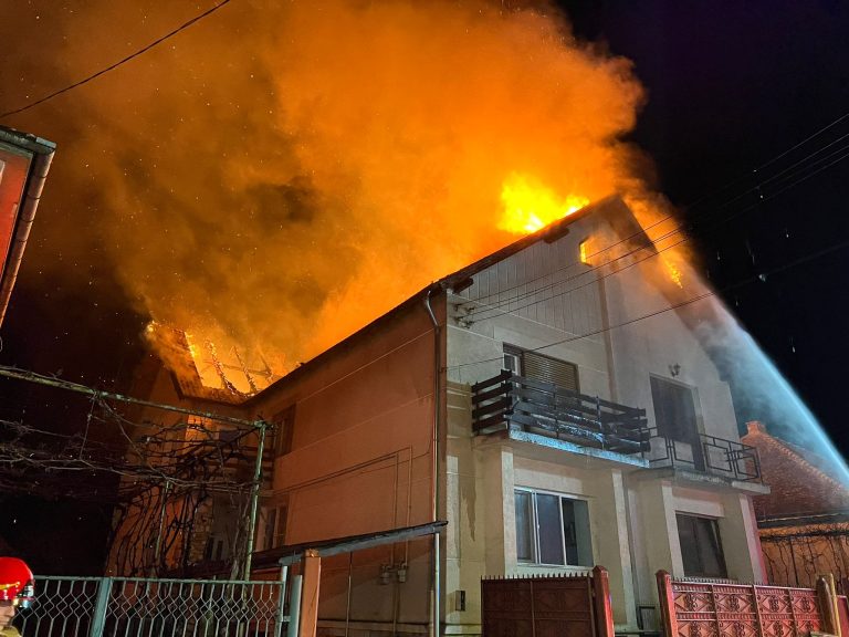 FOTO/VIDEO O femeie a murit în urma unui incendiu, în Sibiu. Acoperișul și mansarda casei au fost distruse