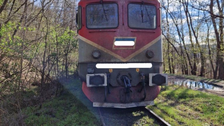 FOTO Încă un incident feroviar în România. O locomotivă a sărit de pe șine