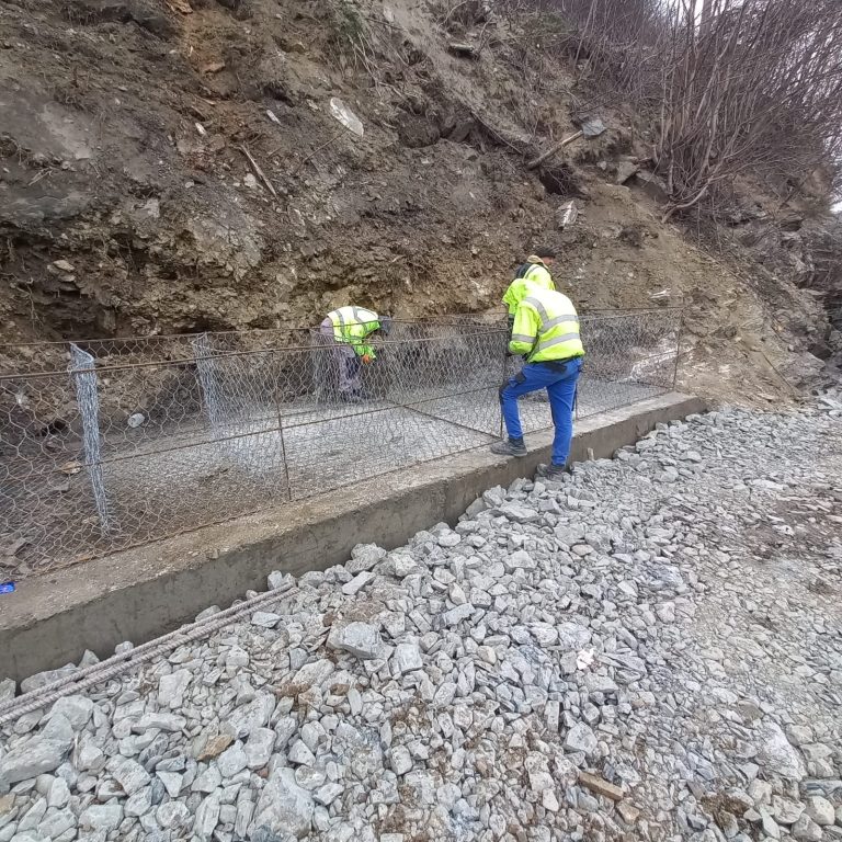 FOTO Au fost reluate lucrările de consolidare pe DN 7, în zona Boița