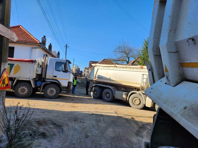 FOTO Au început lucrările pentru modernizarea străzilor din Axente Sever și Agârbiciu