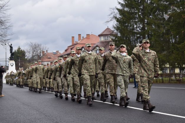 NATO prinde rădăcini la Sibiu. Regimentul 46 Sprijin a primit Drapelul de luptă