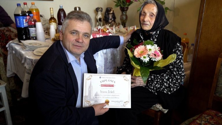 FOTO Medieșeancă premiată de primarul Gheorghe Roman la împlinirea a 100 de ani