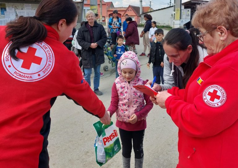 FOTO Peste 130 de familii din județ au primit produse de curățenie din partea Crucii Roșii Sibiu
