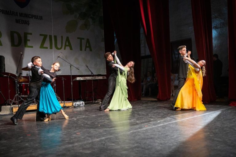 FOTO Spectacol pentru doamnele și domnișoarele din Mediaș