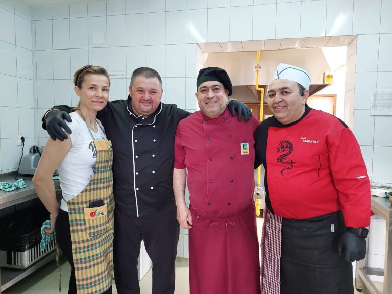 Bucătarii de la Chefi la cuțite au gătit pentru bătrânii din Biertan