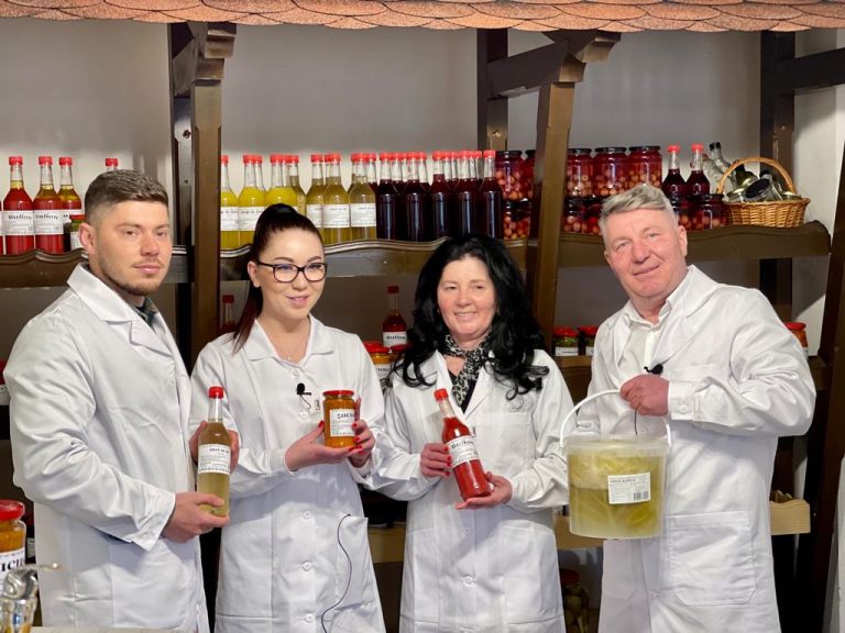 <strong>O familie din Sibiu și-a deschis, acum nouă ani, porțile “Cămării bunului gust”: “Când mergeam la prieteni, ne cereau produse pe care le-au gustat la noi!”</strong>