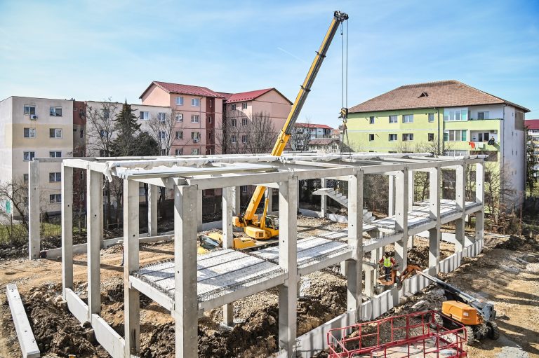 FOTO: Lucrările de la Școala Nicolae Iorga nu se opresc. Fundația sălii de sport este finalizată