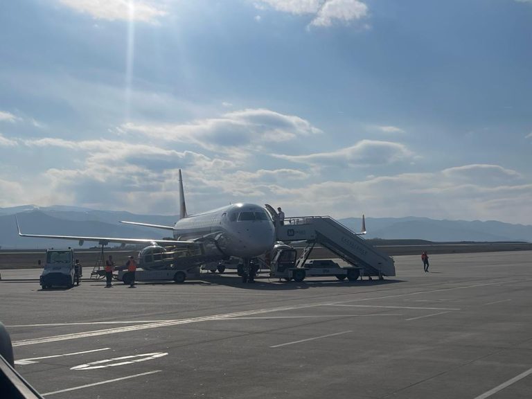 <strong>Inaugurarea cursei aeriene Sibiu – Bucureşti. Un serial care ne năcăjeşte şi cu episoade multe</strong>