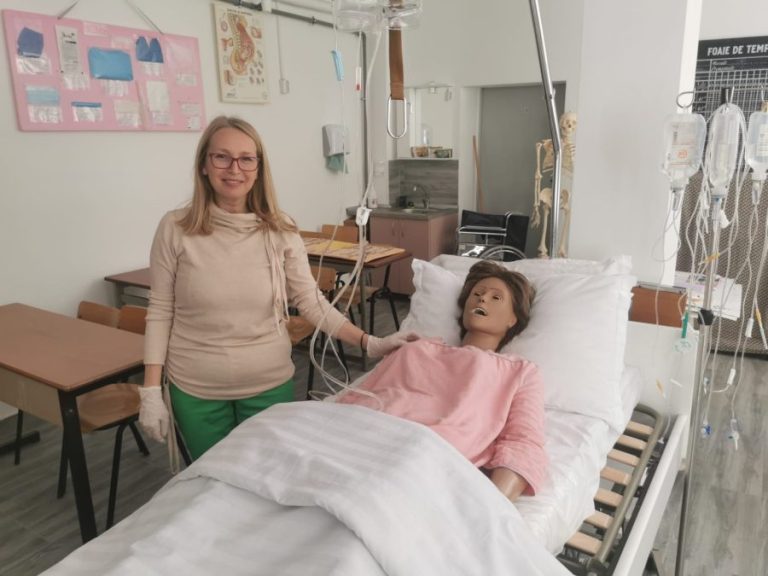 Asistenții medicali, marcă înregistrată a Sibiului de peste un secol. Liceul Constantin Noica duce tradiția mai departe