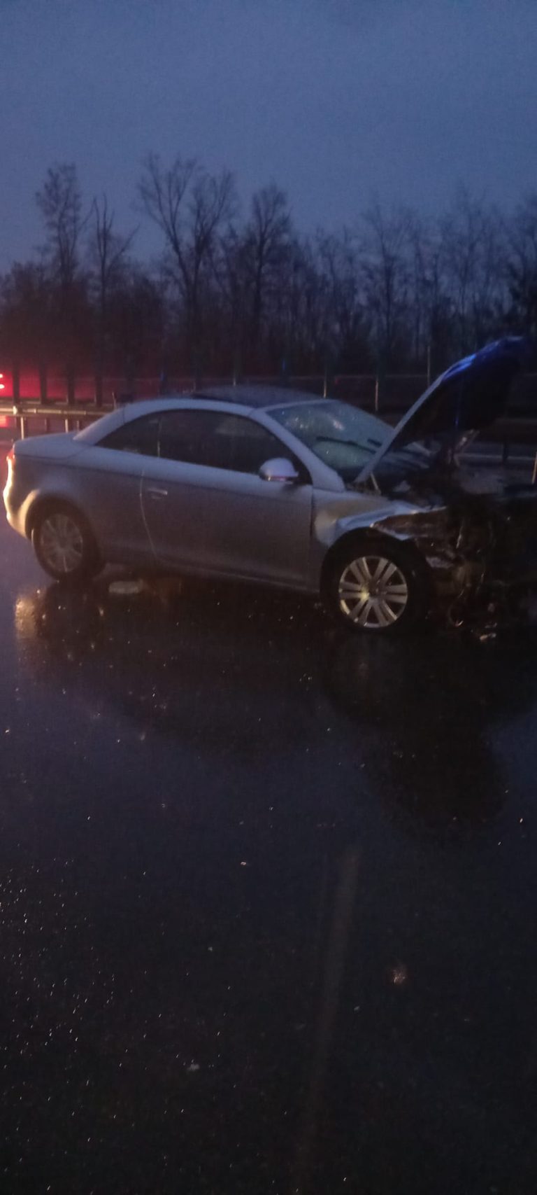 FOTO Femeie rănită după ce mașina în care se afla a lovit glisiera metalică pe A1