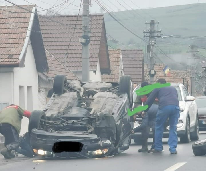 FOTO Autoturism răsturnat pe șosea. Doi copii au fost răniți