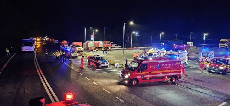 FOTO/VIDEO Cum s-a produs accidentul celor două autocare: unul dintre șoferi a încercat să evite o mașină care circula din sens opus