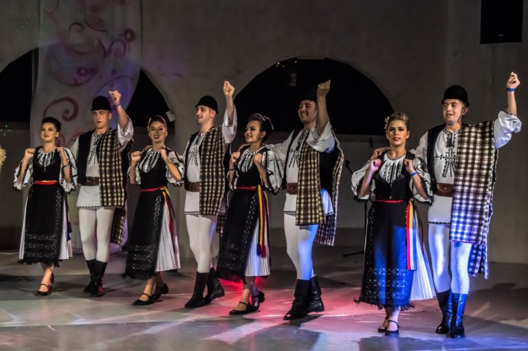 Ansamblul „Ceata Junilor” duce tradițiile județului Sibiu în Cipru