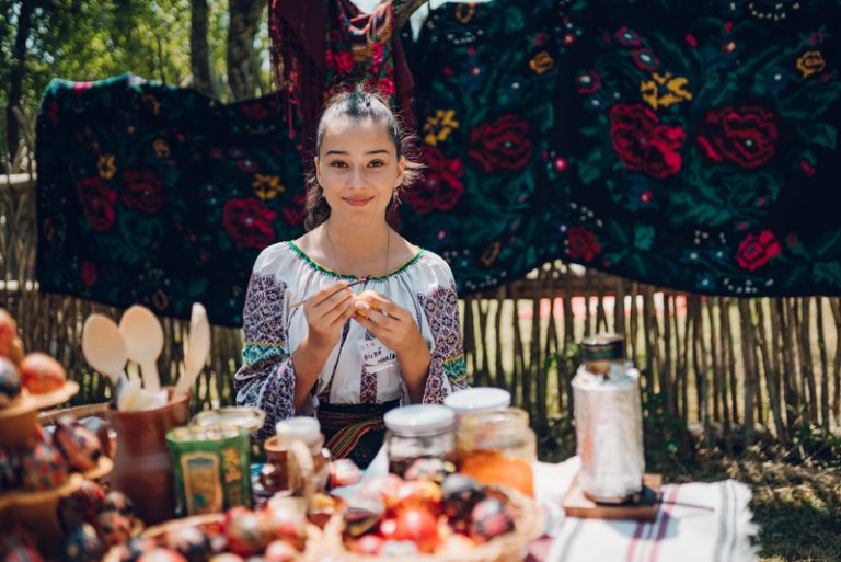 Joia Mare se vopsesc sau se încondeiază ouăle de Paști