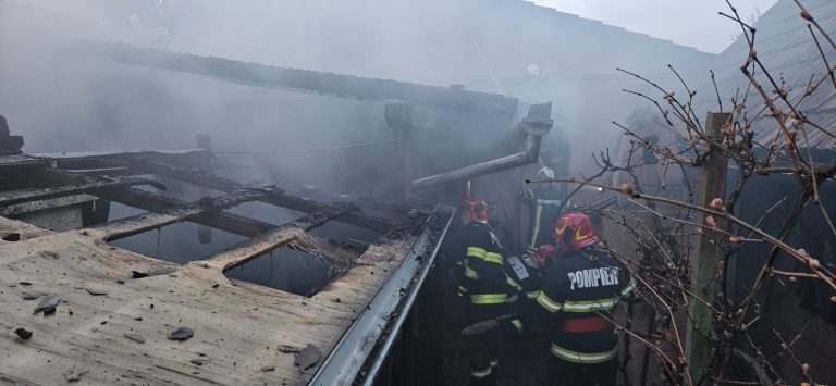 FOTO/VIDEO Anexe cuprinse de flăcări, în municipiul Sibiu