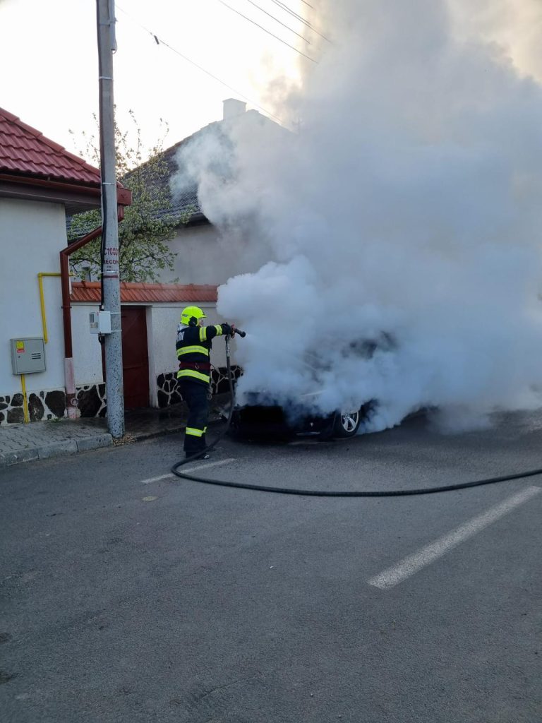 FOTO Autoturism distrus în urma unui incendiu