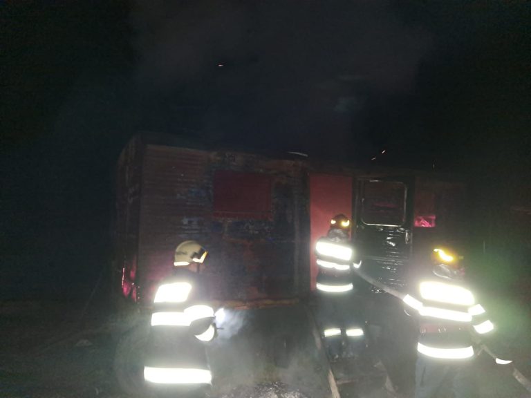 FOTO Rulotă distrusă după ce proprietarul a încercat să aprindă focul cu benzină