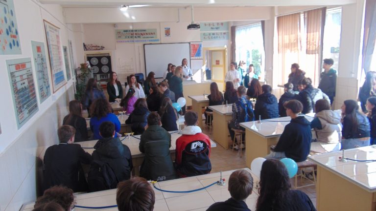 FOTO Sute de elevi de clasa a VIII-a au fost liceeni pentru o zi