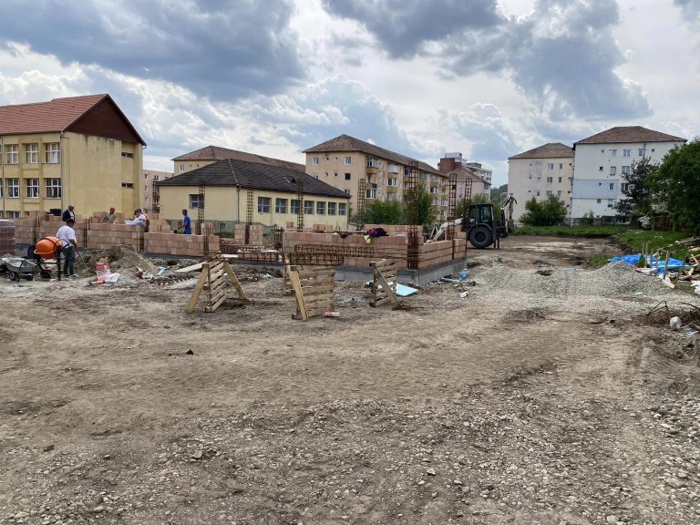 FOTO Au început lucrările la baza sportivă de la Școala Gimnazială 7 din Mediaș