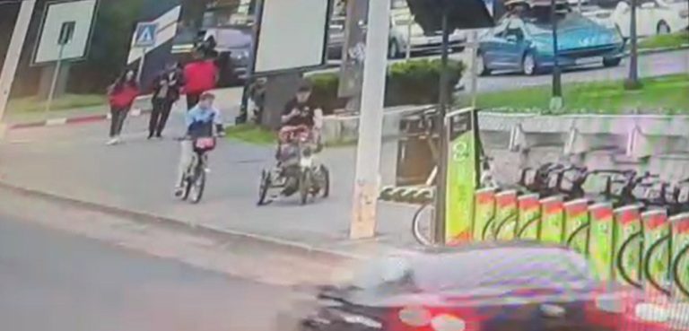 FOTO Minor amendat de Poliția Locală Sibiu pentru că a folosit tricicleta destinată seniorilor și persoanelor cu dizabilități