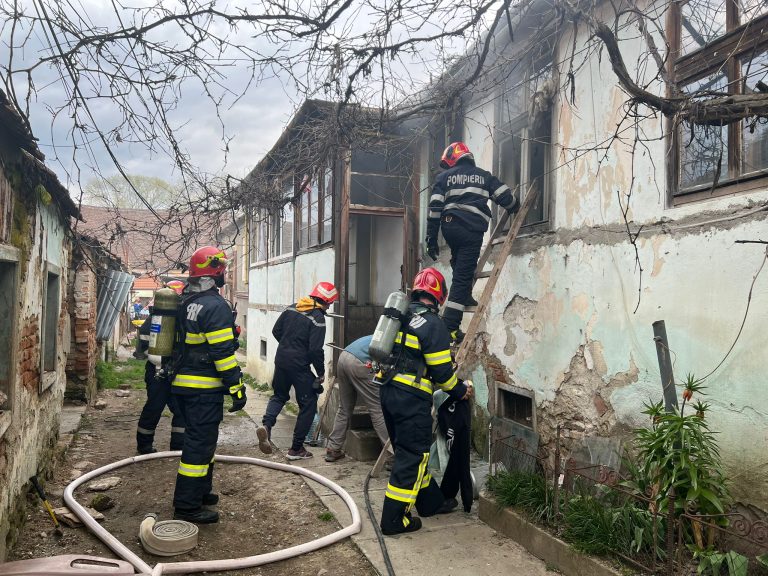 FOTO Trei copii, salvați dintr-un incendiu izbucnit la o casă