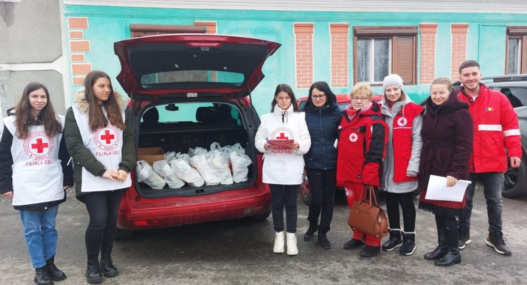 FOTO 200 de familii din județ au primit alimente din partea Crucii Roșii Sibiu