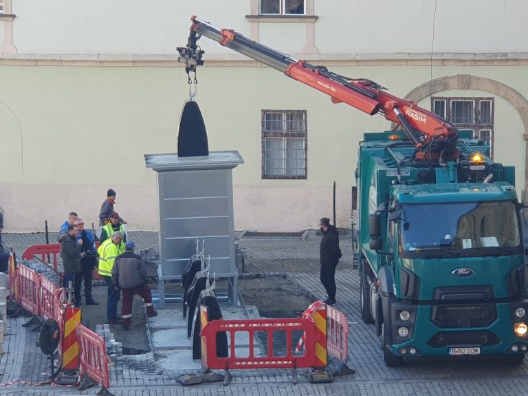 FOTO Platforma subterană de colectare a deșeurilor din Piața Mică, în curs de amenajare