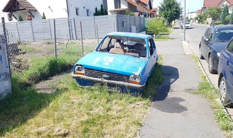 Autoturismele abandonate din Sibiu vor fi ridicate mai repede de pe domeniul public
