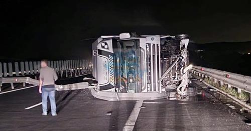 FOTO TIR răsturnat pe A1. Circulația a fost blocată câteva ore